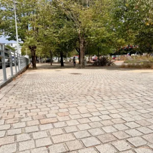 Pavés en granit sur la Place de la Victoire à la Baule