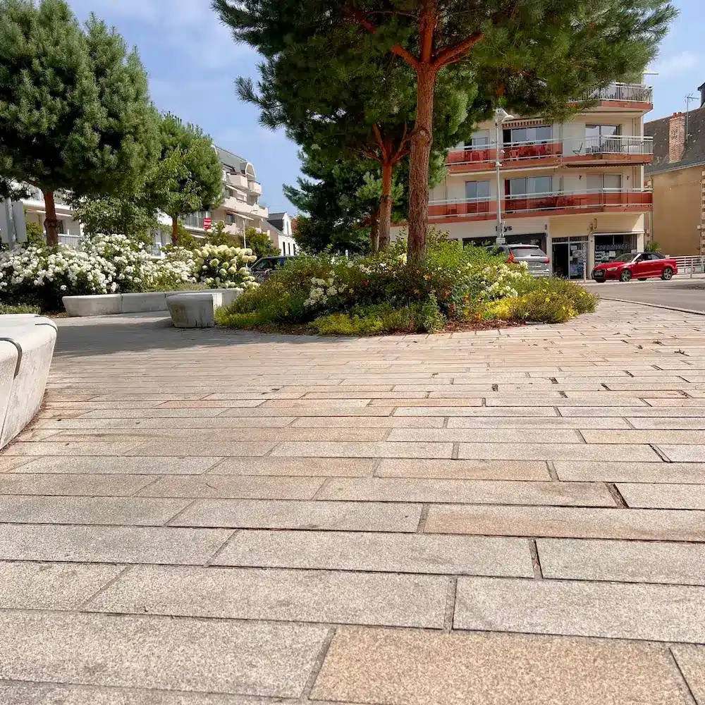 Dalle en pierre naturelle sur la Place de la Victoire à la Baule