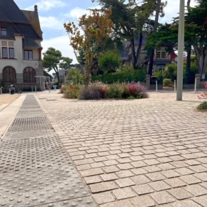 Pavés et dalles podotactiles en granit sur la Place de la Victoire à la Baule