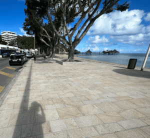 Dalles en granit sur le remblai de Nouméa