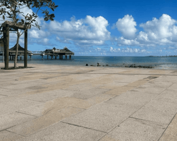 Dalles en granit sur le remblai de Nouméa