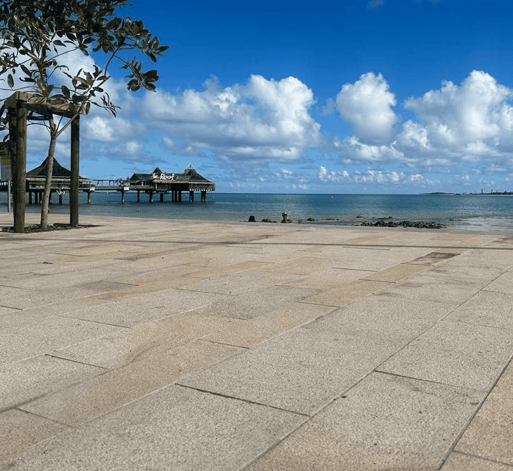 Dalles en granit sur le remblai de Nouméa