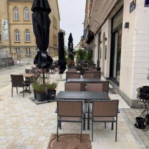 Pavés en granit jaune beige paille grenaillé sur la place Saint Léonard à Arlon