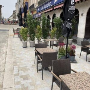 Pavés et bordures en granit jaune beige paille grenaillé sur la place Saint Léonard à Arlon