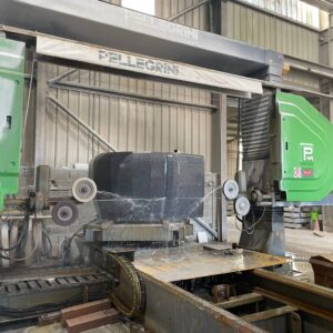 Machine de découpe à fil formant une pièce spéciale