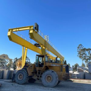 Tracteur transportant des blocs de pierre