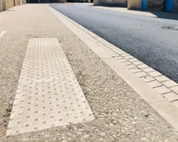 Dalle podotactile en pierre naturelle pour assurer la sécurité des personnes à mobilité réduite
