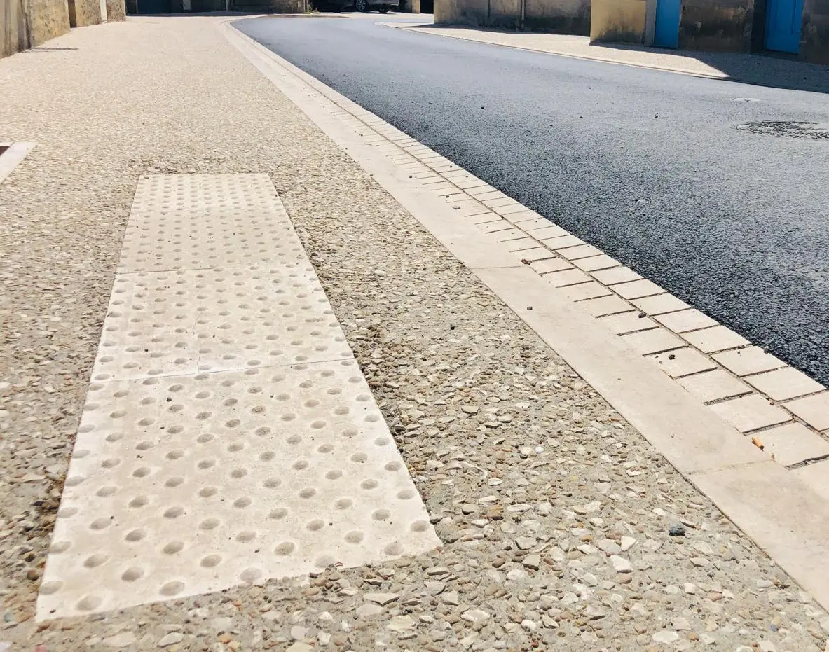 Dalle podotactile en pierre naturelle pour assurer la sécurité des personnes à mobilité réduite