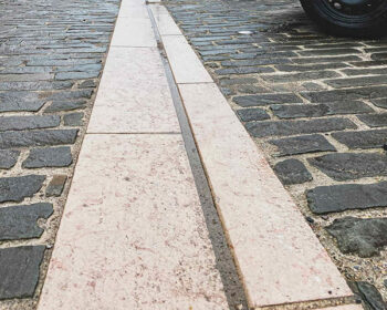 Caniveaux en pierre naturelle pour aménagement urbain et voirie