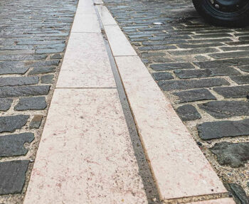 Caniveaux en pierre naturelle pour aménagement urbain et voirie