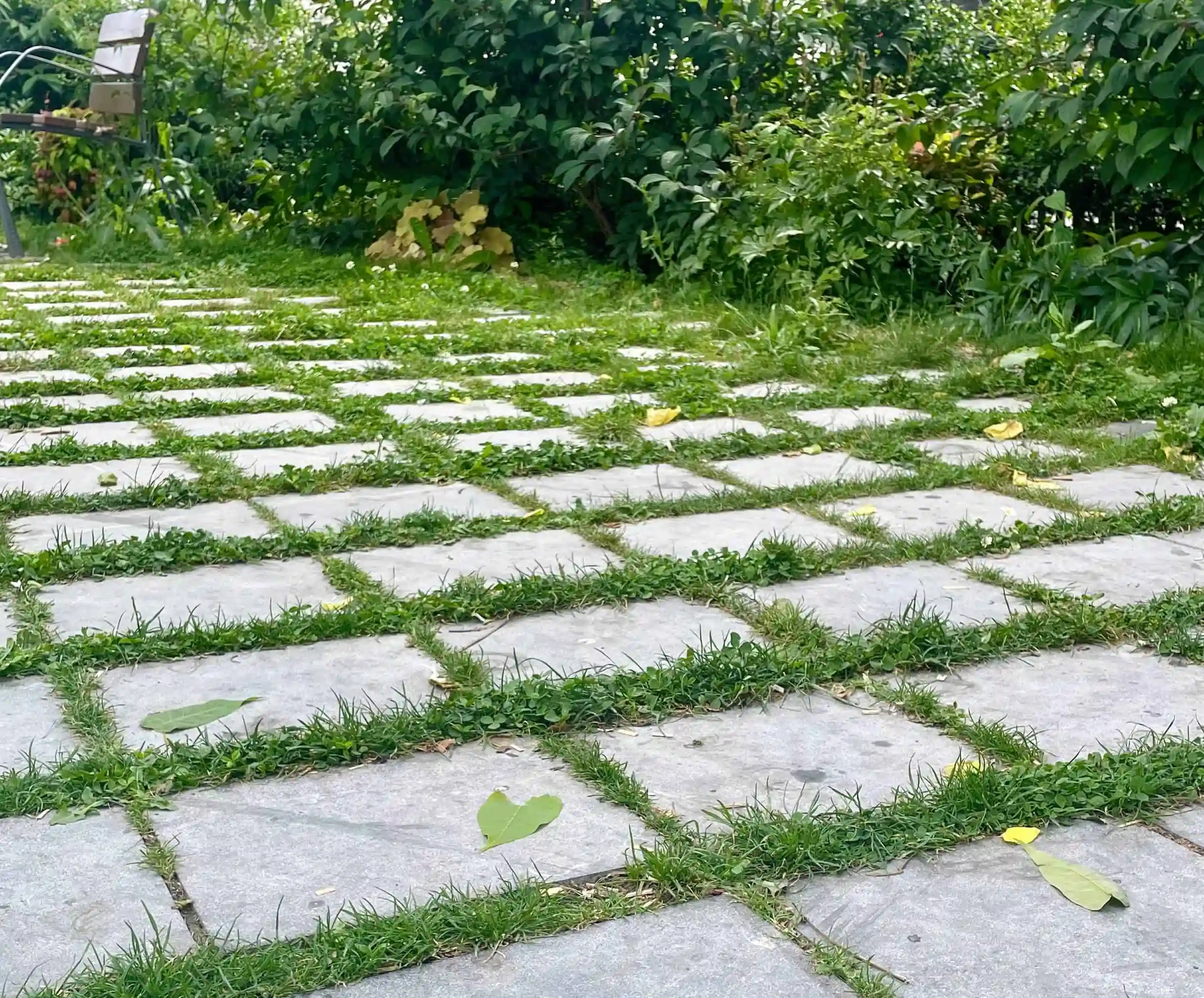 Pavé engazonné en pierre naturelle pour voirie