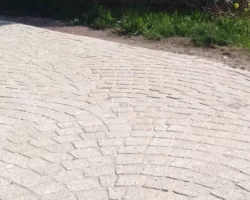 Pavé posé en queue de paon pour voirie
