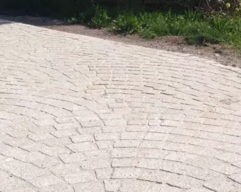 Pavé posé en queue de paon pour voirie