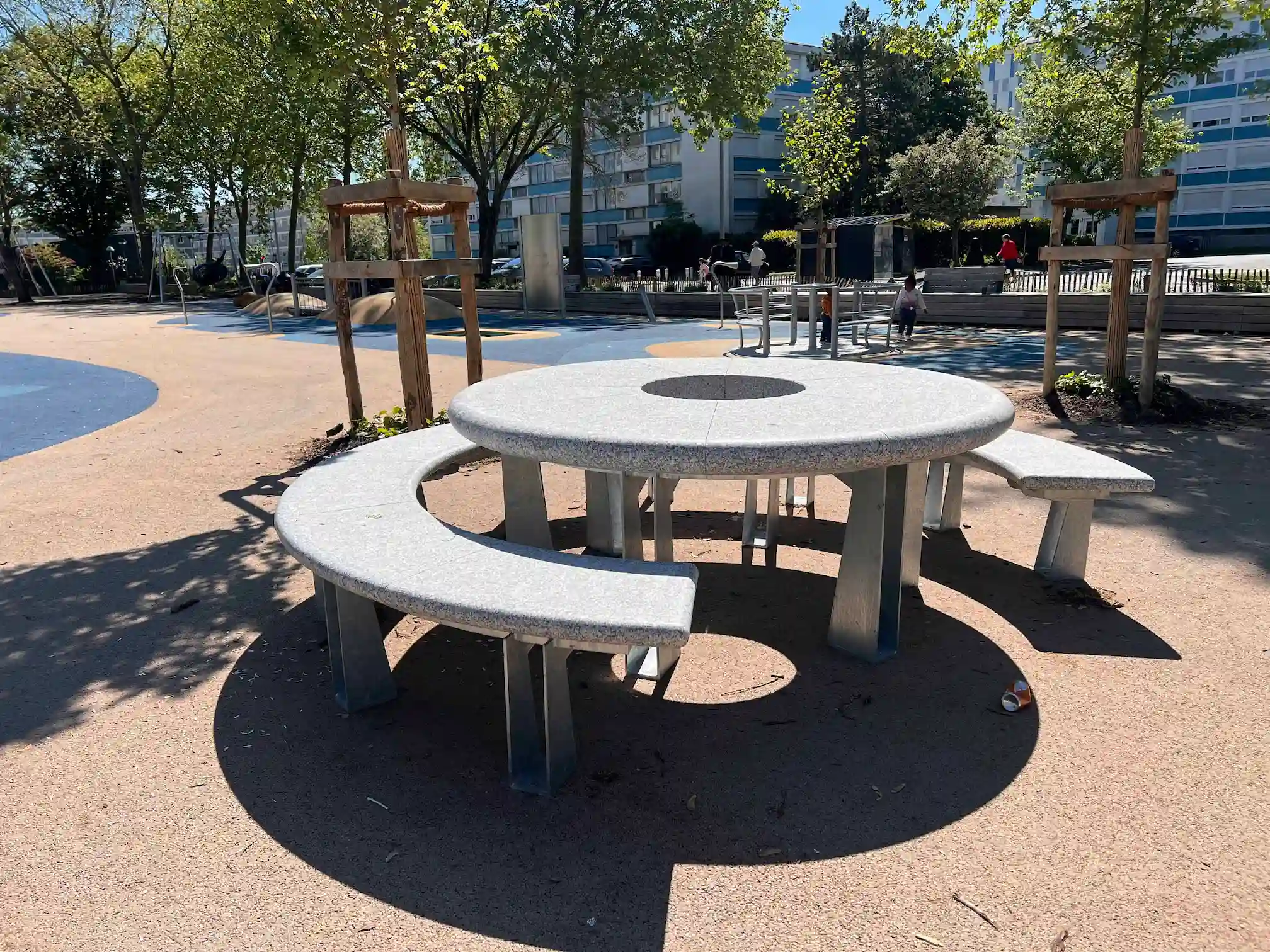 Table et banc en rond pour parcs et jardins