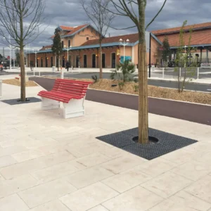 Dallage calcaire beige à proximité de la gare d'Arcachon