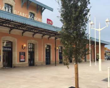 Devanture de la gare d'Arcachon composée de dalles et de bordures en calcaire