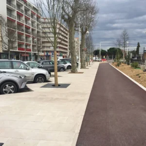 Trottoir avec dallage en calcaire à proximité de la gare d'Arcachon