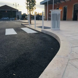 Bordure en calcaire beige bordant la gare d'Arcachon