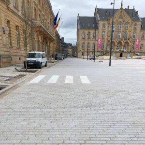 Place à Arlon en pavés granit gris