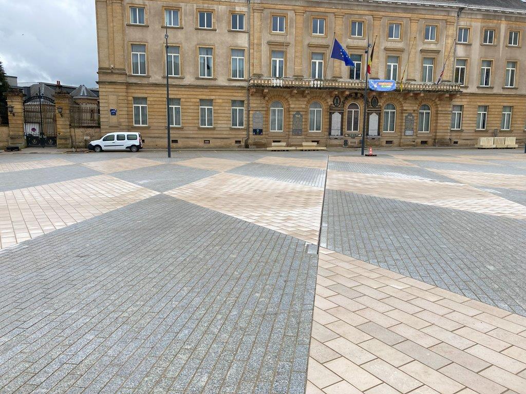 Arlon (67), Belgique : Aménagement de la place et du parking Saint Léonard en granit