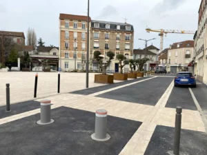 Dalles en calcaire beige VB flammé sur la place Abrioux à Aulnay sous Bois