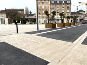 Dalles en calciare beige VB flammé sur la place Abrioux à Aulnay-sous-Bois