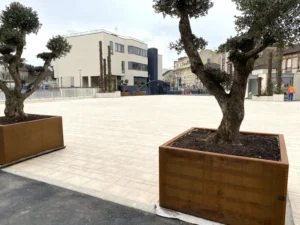 Place Abrioux à Aulnay sous Bois composée de dalles en calcaire beige VB flammé fourni par AGI