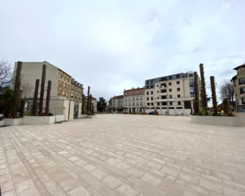 Place Abrioux à Aulnay-sous-Bois en calcaire beige VB flammé fourni par AGI