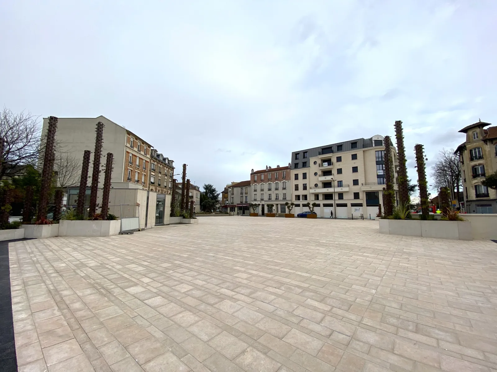 Aulnay-sous-Bois (93): Aménagement en calcaire de la place Abrioux
