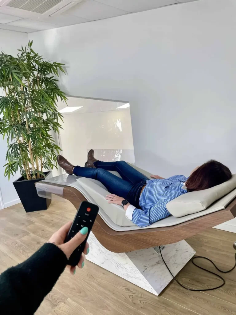 Collaboratrice en train d'utiliser le siège lounge pour se ressourcer