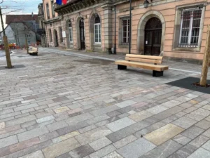 Dalles en porphyre devant l'hôtel de ville