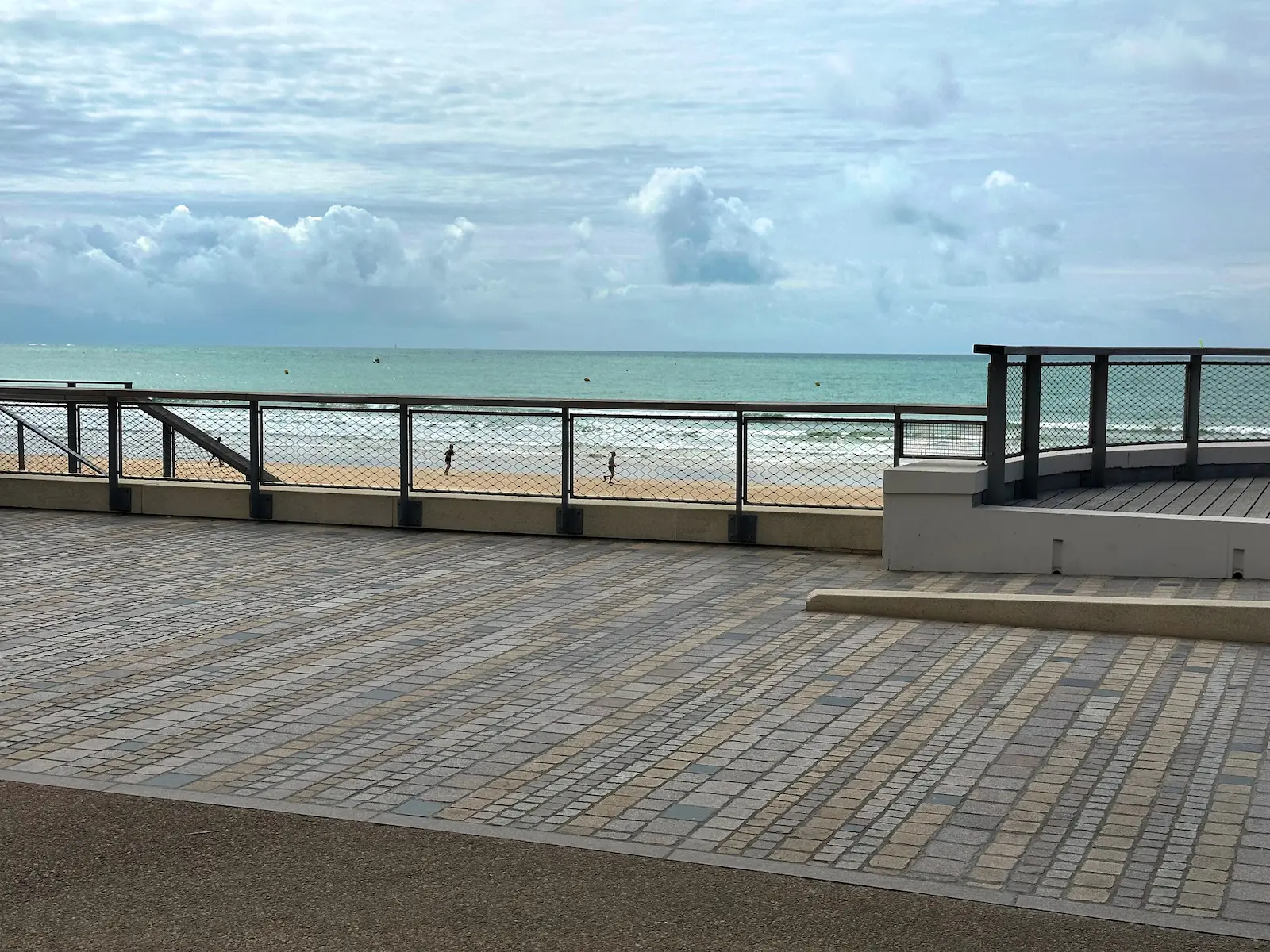 Pavés en pierre naturelle sur le remblai des Sables d'Olonnes