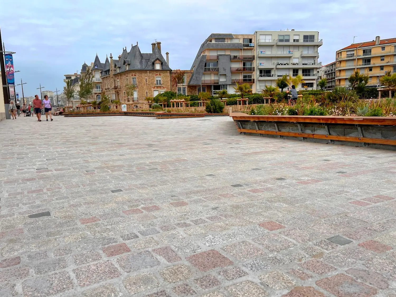 Pavés en pierre naturelle sur le remblai des Sables d'Olonne