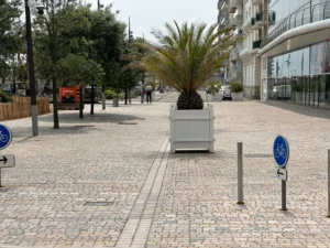 Place publique en pavés granit et andésite et avec des caniveaux
