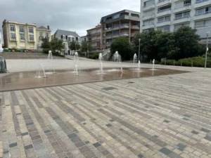 Place publique avec fontaine en pavés en pierre naturelle