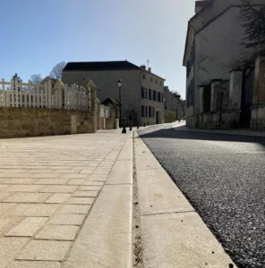 Bordures et caniveaux en calcaire beige VB flammé à Maule