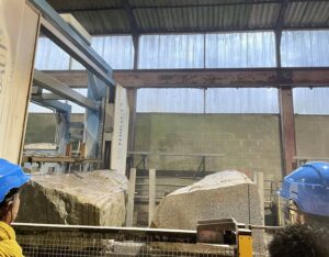 Découpe des blocs lors de la visite d'usine de production de GRV