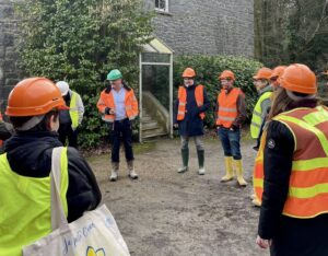 Photo du groupe pendant la présentation du directeur de la carrière de Lanhélin