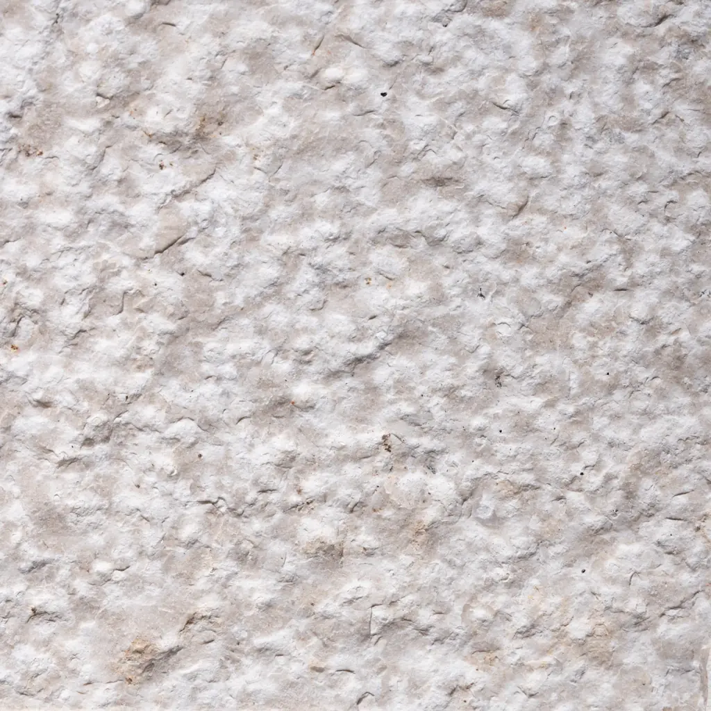 Pierre naturelle en calcaire beige VC en finition bouchardée