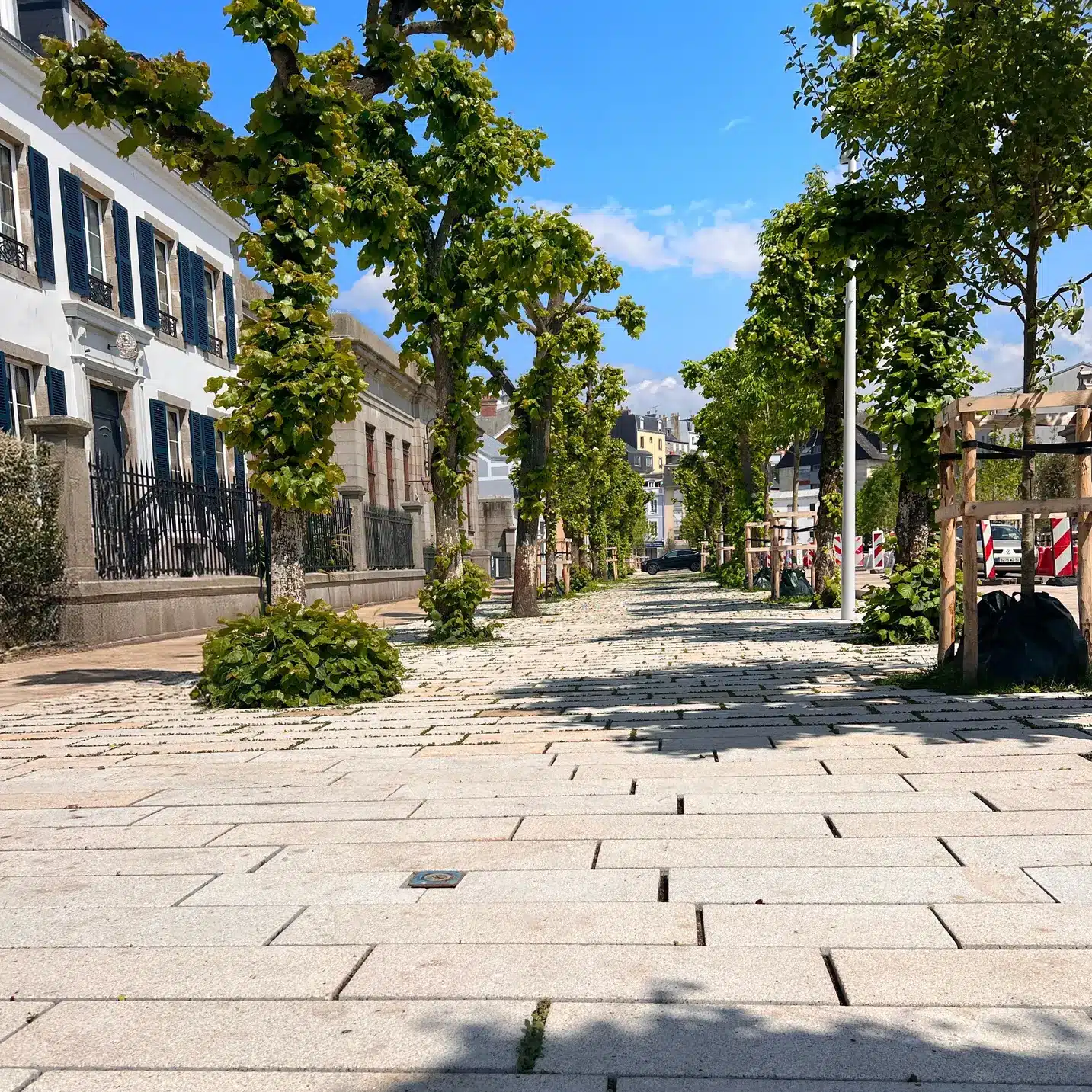 Granville (50) : Aménagement du centre-ville « Cours Jonville » en granit gris beige