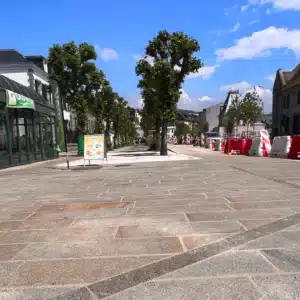 Dalles en granit gris beige Fève en finition grenaillée sur la Cours Jonville à Granville
