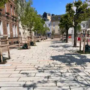 Dalles en granit gris beige Fève en finition grenaillée sur la cours Jonville à Ganville