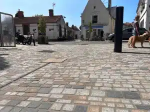Aménagement d'une place en granits dans le centre ville de Noirmoutier
