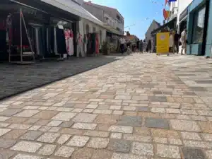 Aménagement d'une rue passante dans un mixte de plusieurs granits à Noirmoutier