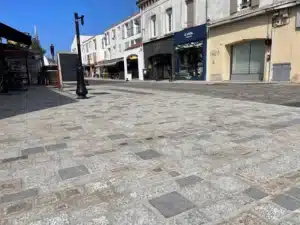 Aménagement d'une rue passante dans un mixte de granits à Noirmoutier