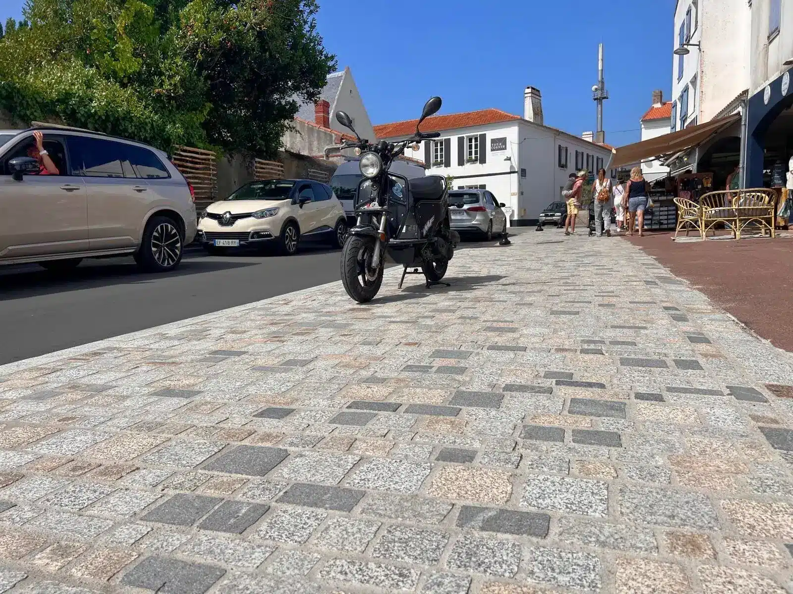 Noirmoutier (85) : Aménagement du centre ville dans un mixte de granits