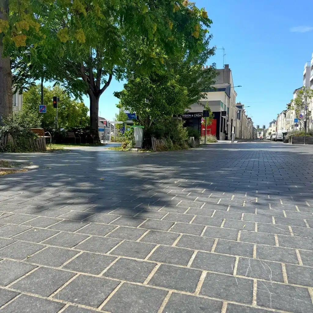 Angers (49) : Réaménagement de la place de la Madeleine en pierre bleue