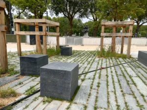 Bancs et dalles en schiste sur la place Molière à Angers