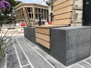 Banc en schiste avec assise en bois sur la place Molière à Angers