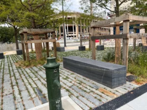 Banc en schiste sur la place Molière à Angers
